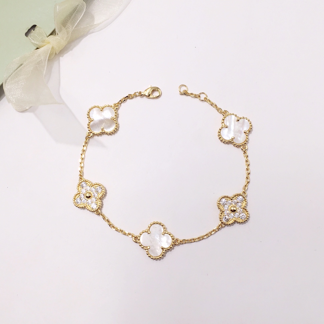 V*n Cl**f Arpels bracelet VB30