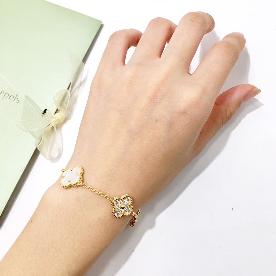 V*n Cl**f Arpels bracelet VB30