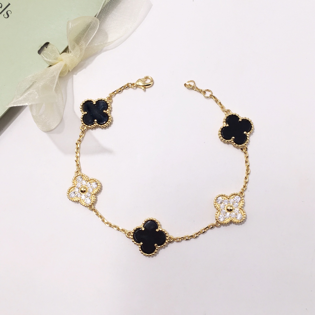 V*n Cl**f Arpels bracelet VB30 001