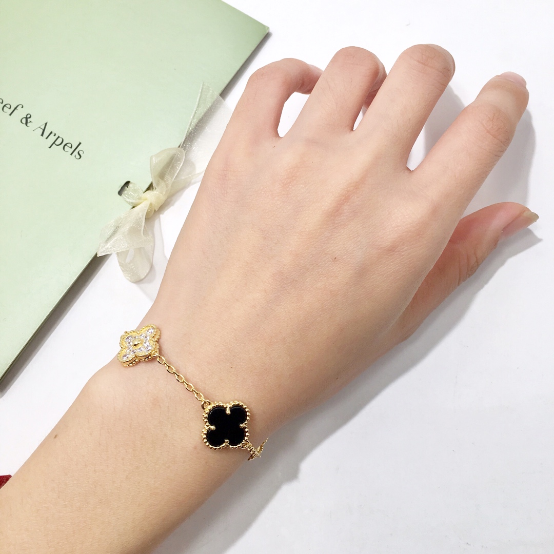 V*n Cl**f Arpels bracelet VB30 001