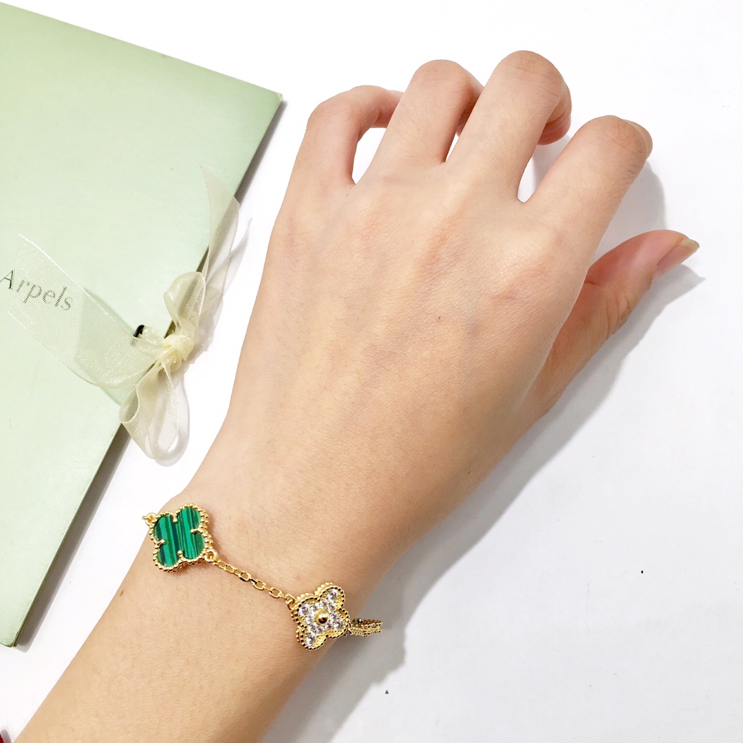 V*n Cl**f Arpels bracelet VB30 002