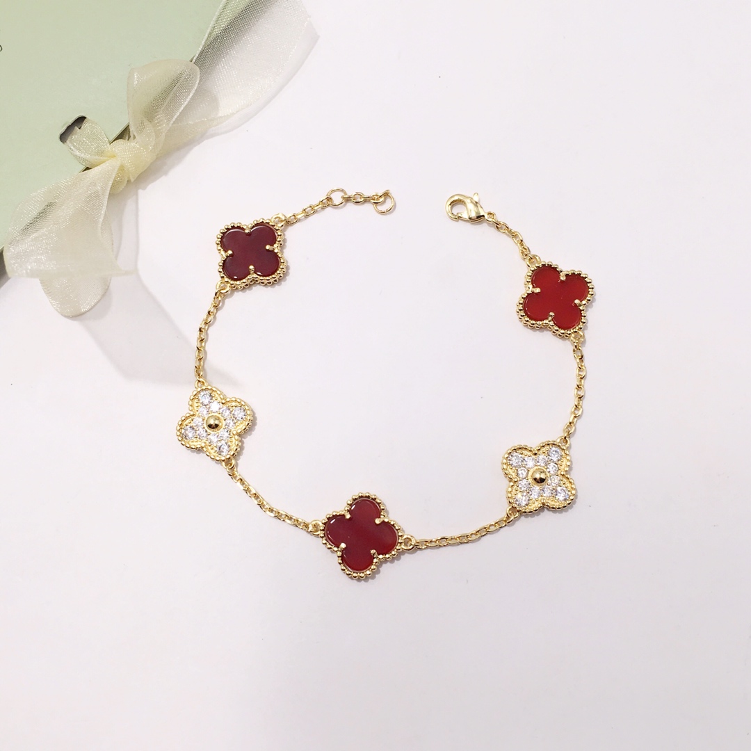V*n Cl**f Arpels bracelet VB30 003