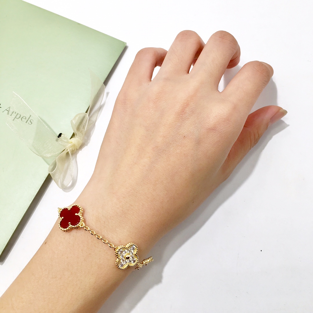 V*n Cl**f Arpels bracelet VB30 003