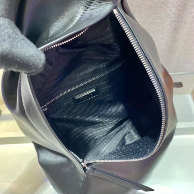 Pra*a Cross leather bag