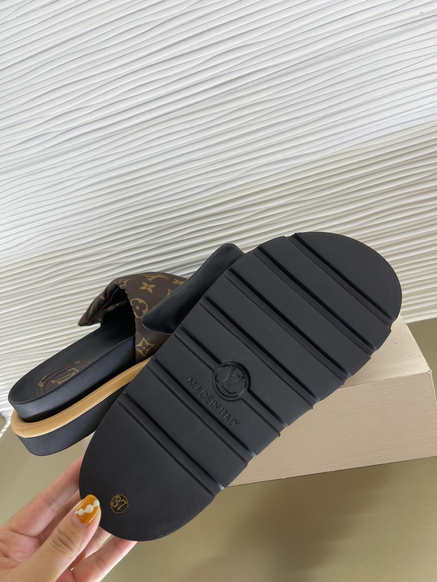 L0vis Vvtt0n pillow sandals