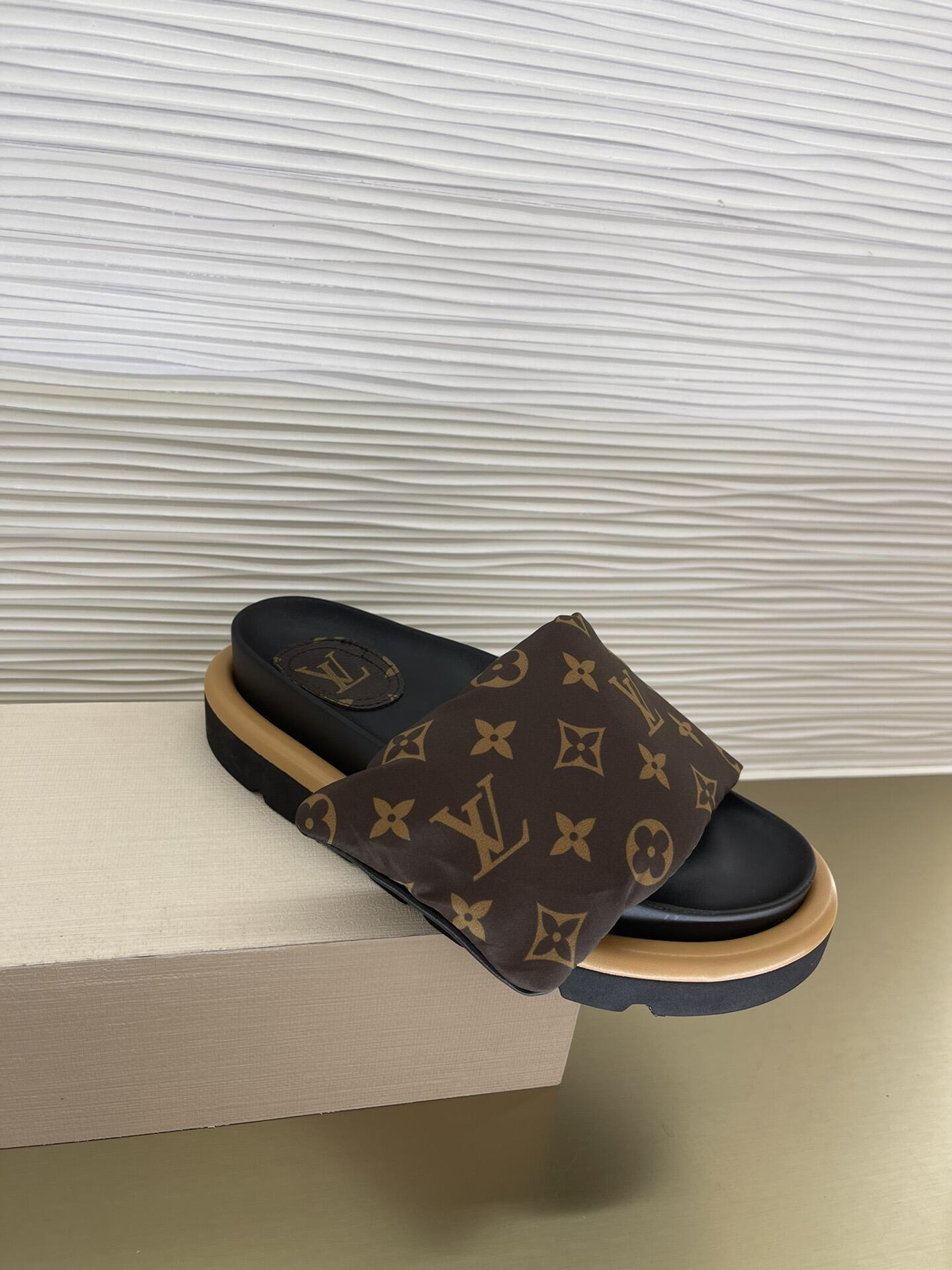 L0vis Vvtt0n pillow sandals