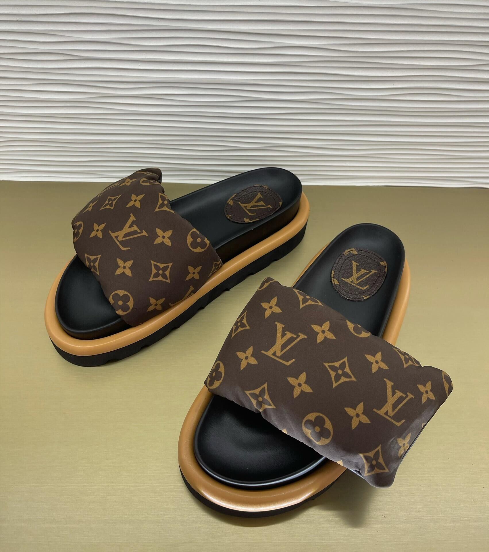 L0vis Vvtt0n pillow sandals