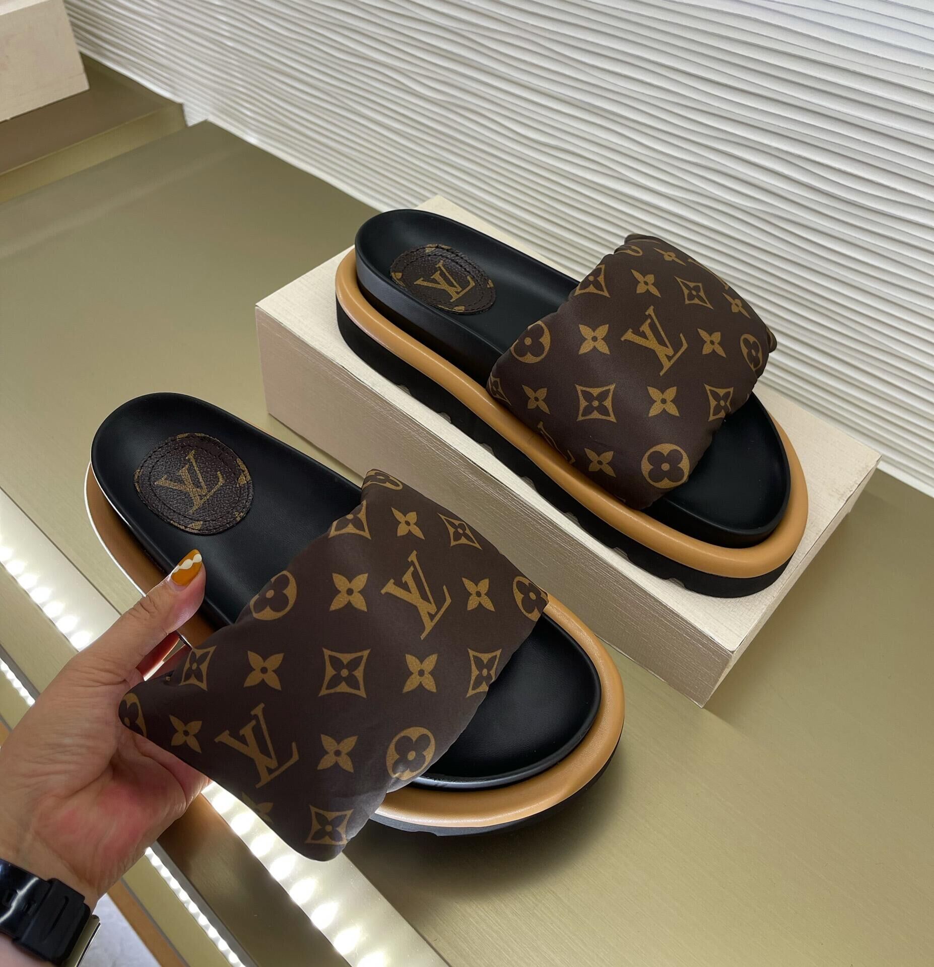 L0vis Vvtt0n pillow sandals