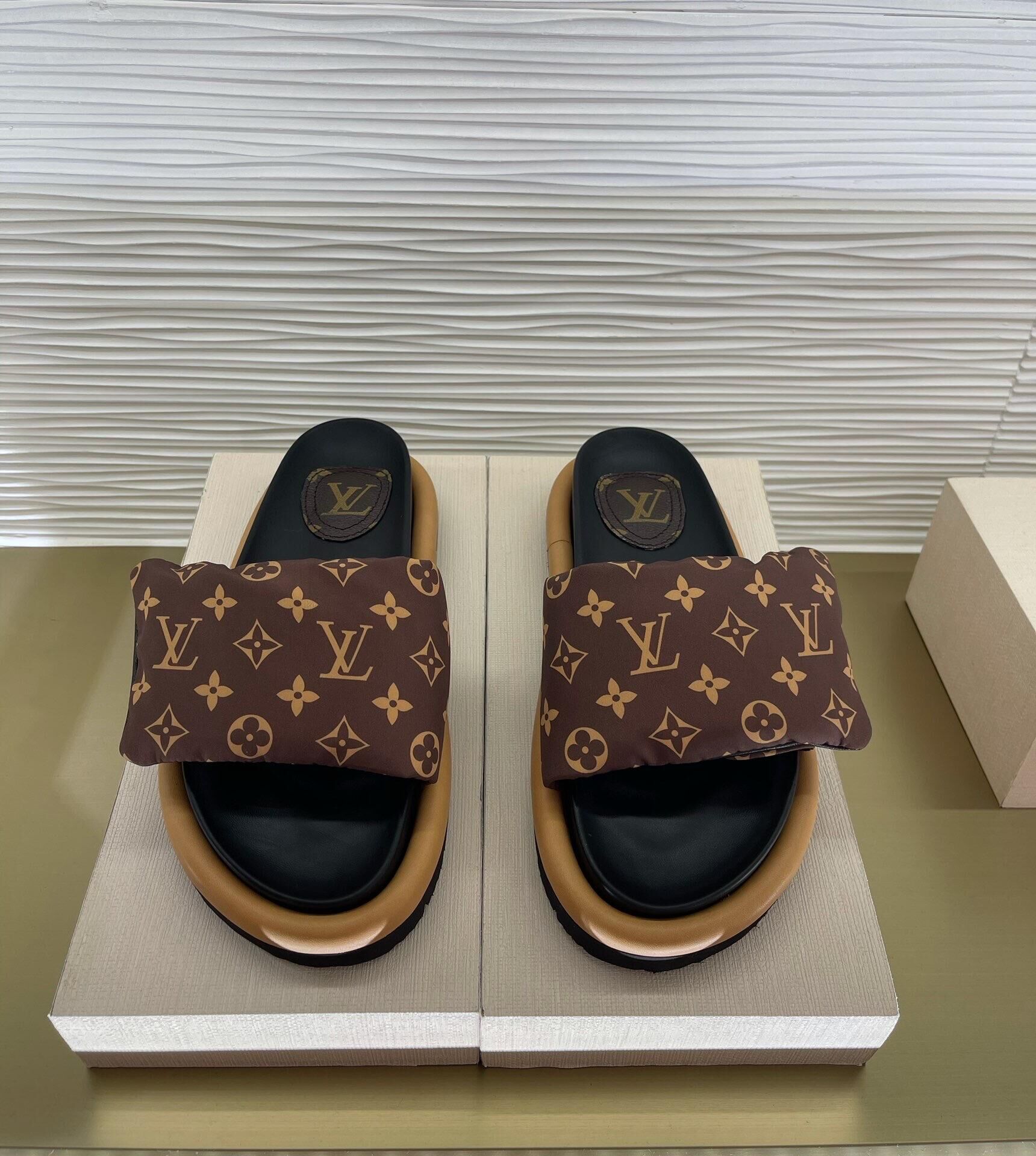 L0vis Vvtt0n pillow sandals