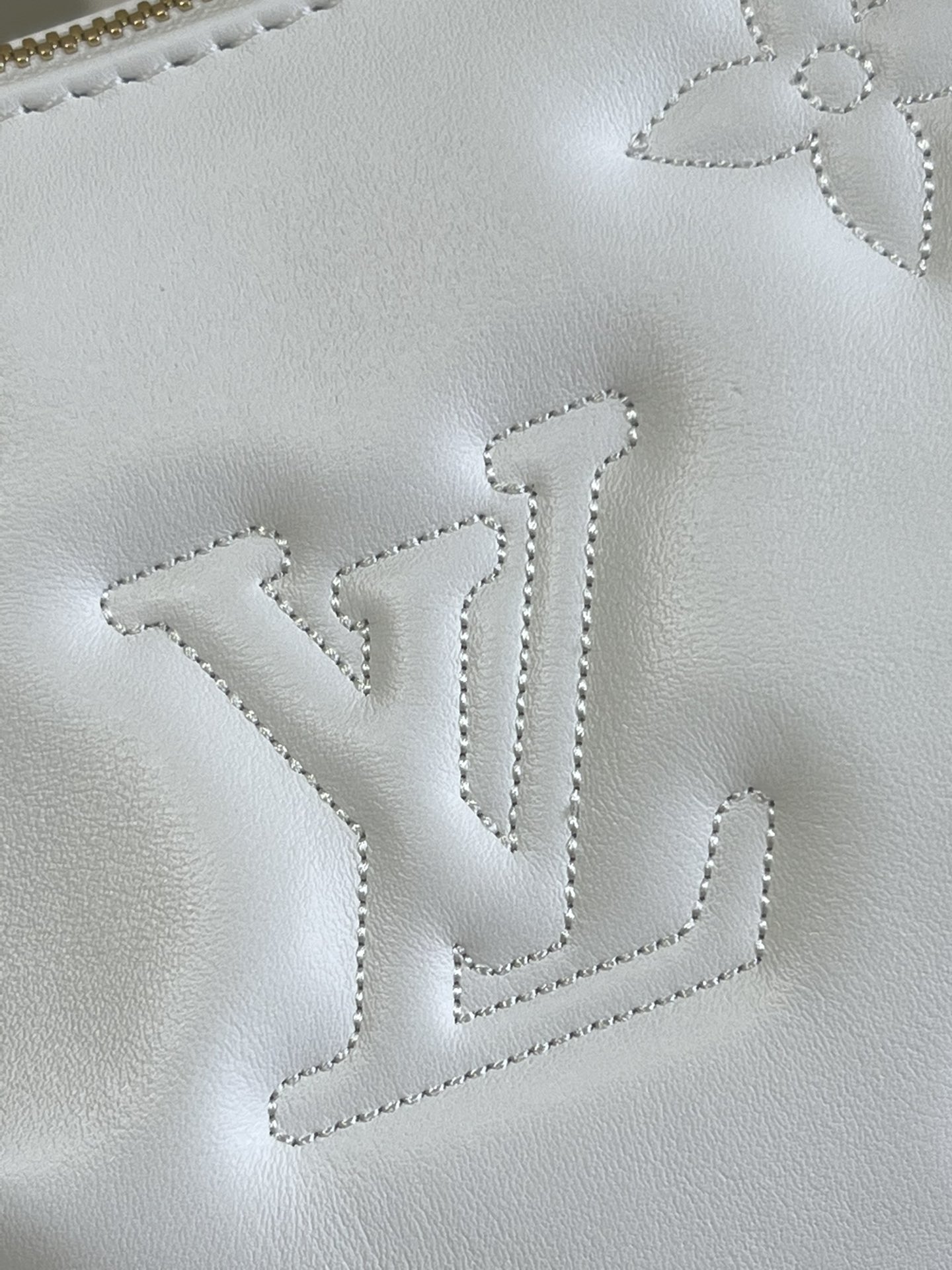L0vis Vvtt0n Over The Moon bag White