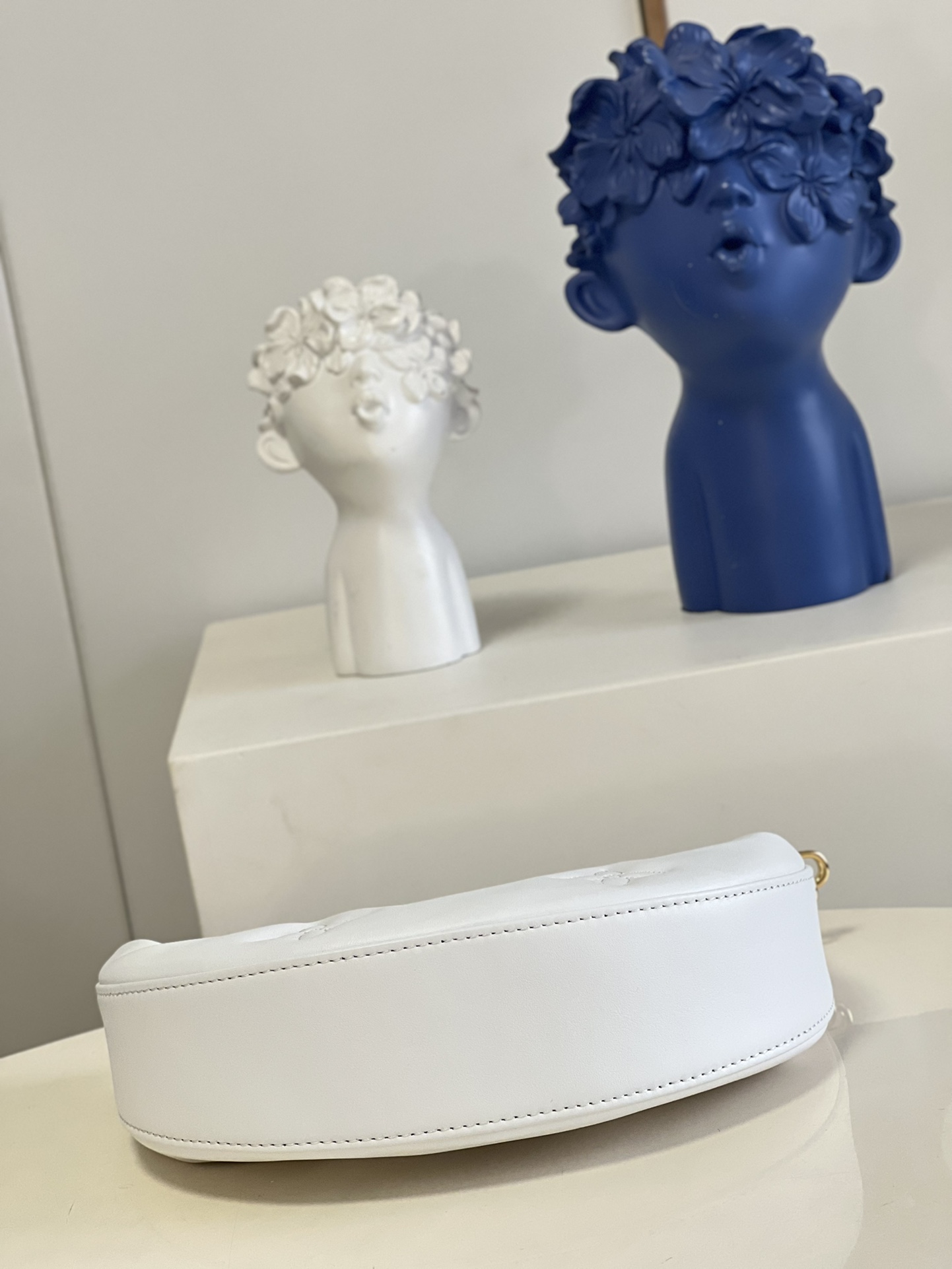 L0vis Vvtt0n Over The Moon bag White