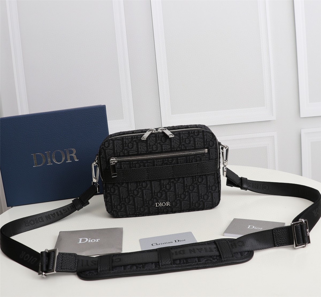 D10r safari messenger bag