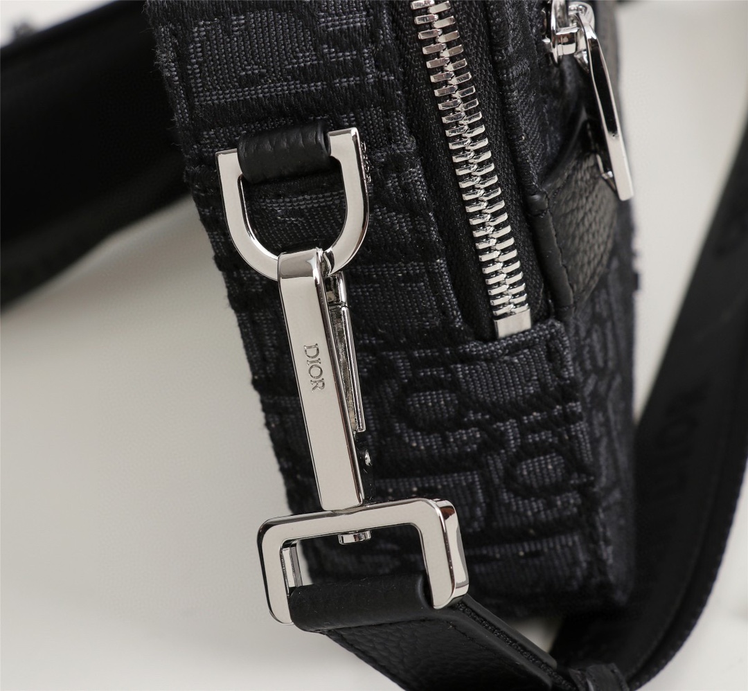 D10r safari messenger bag