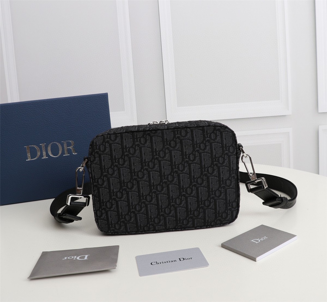 D10r safari messenger bag