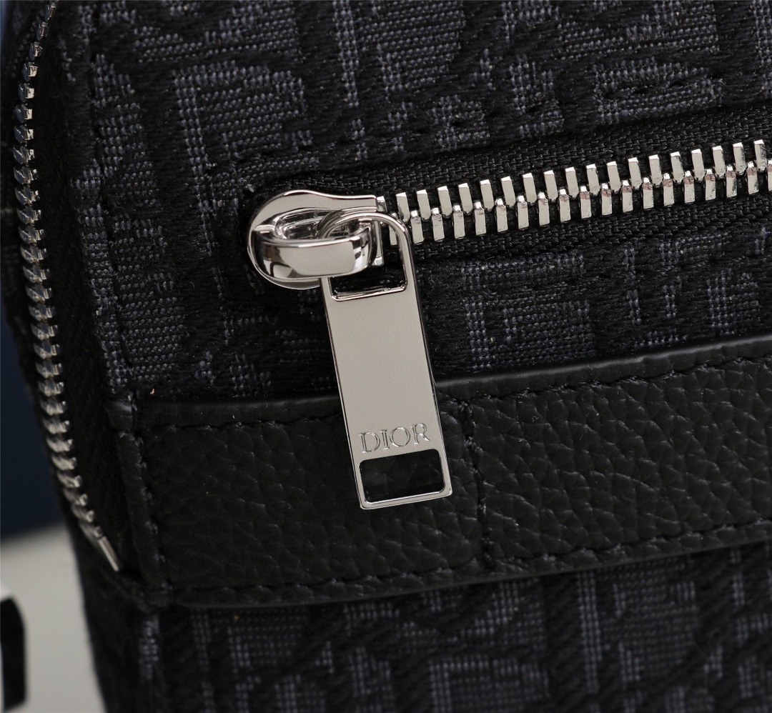 D10r safari messenger bag