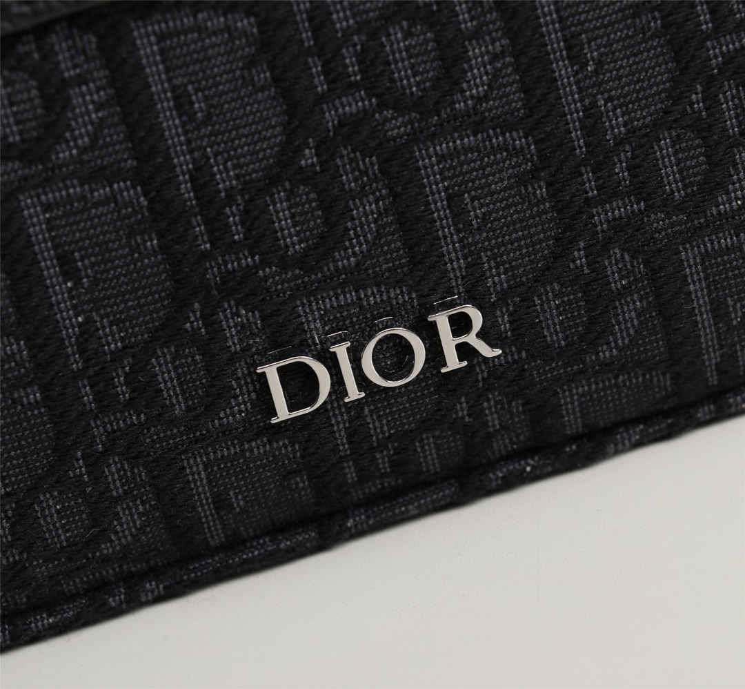 D10r safari messenger bag