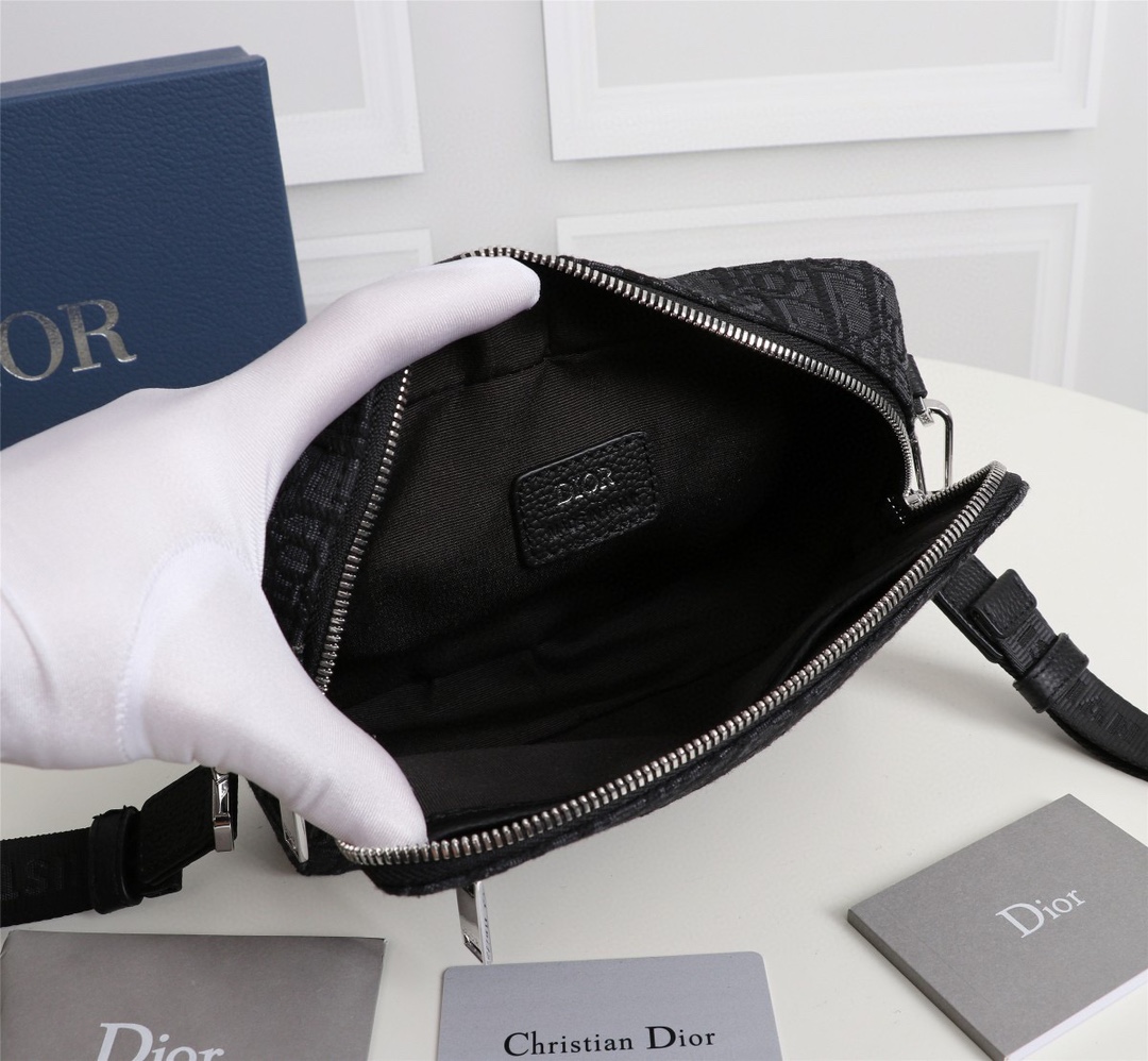 D10r safari messenger bag