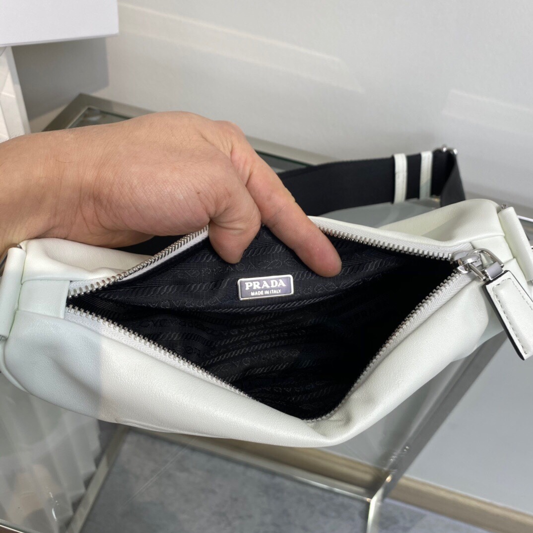 Pra*a Triangle leather shoulder bag white