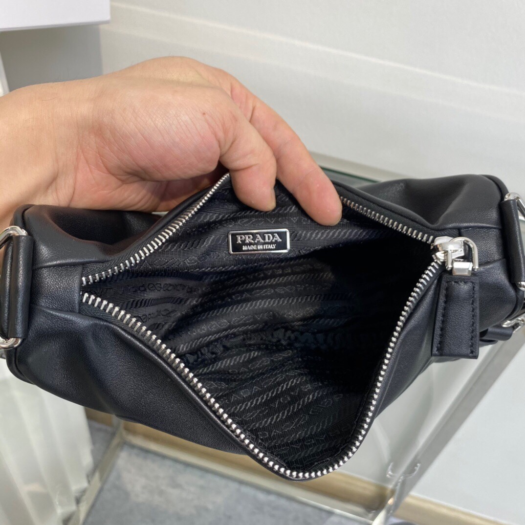 Pra*a Triangle leather shoulder bag black
