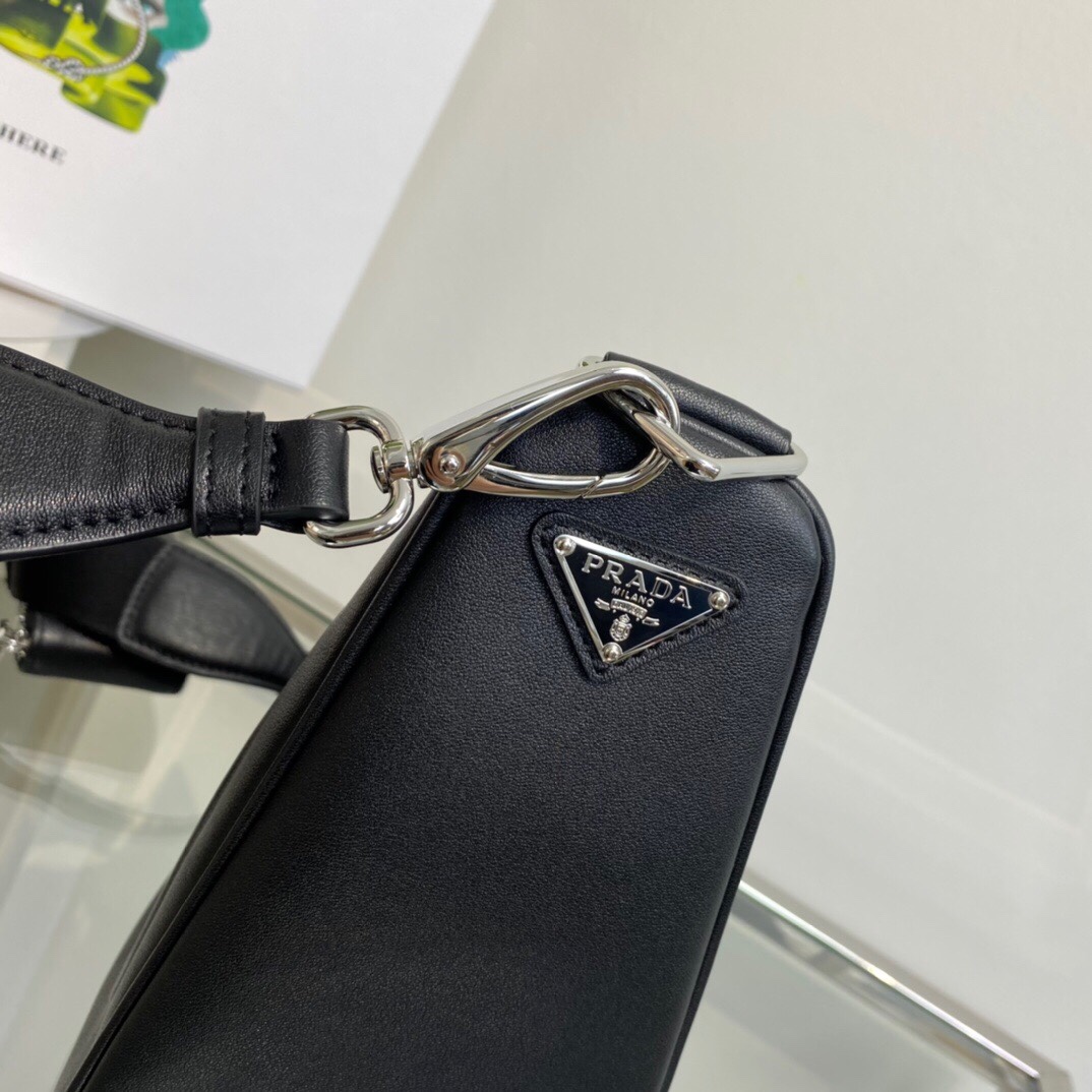 Pra*a Triangle leather shoulder bag black