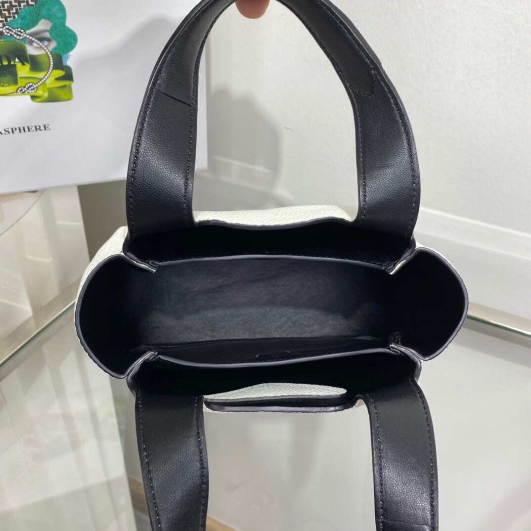 Pra*a Leather handbag