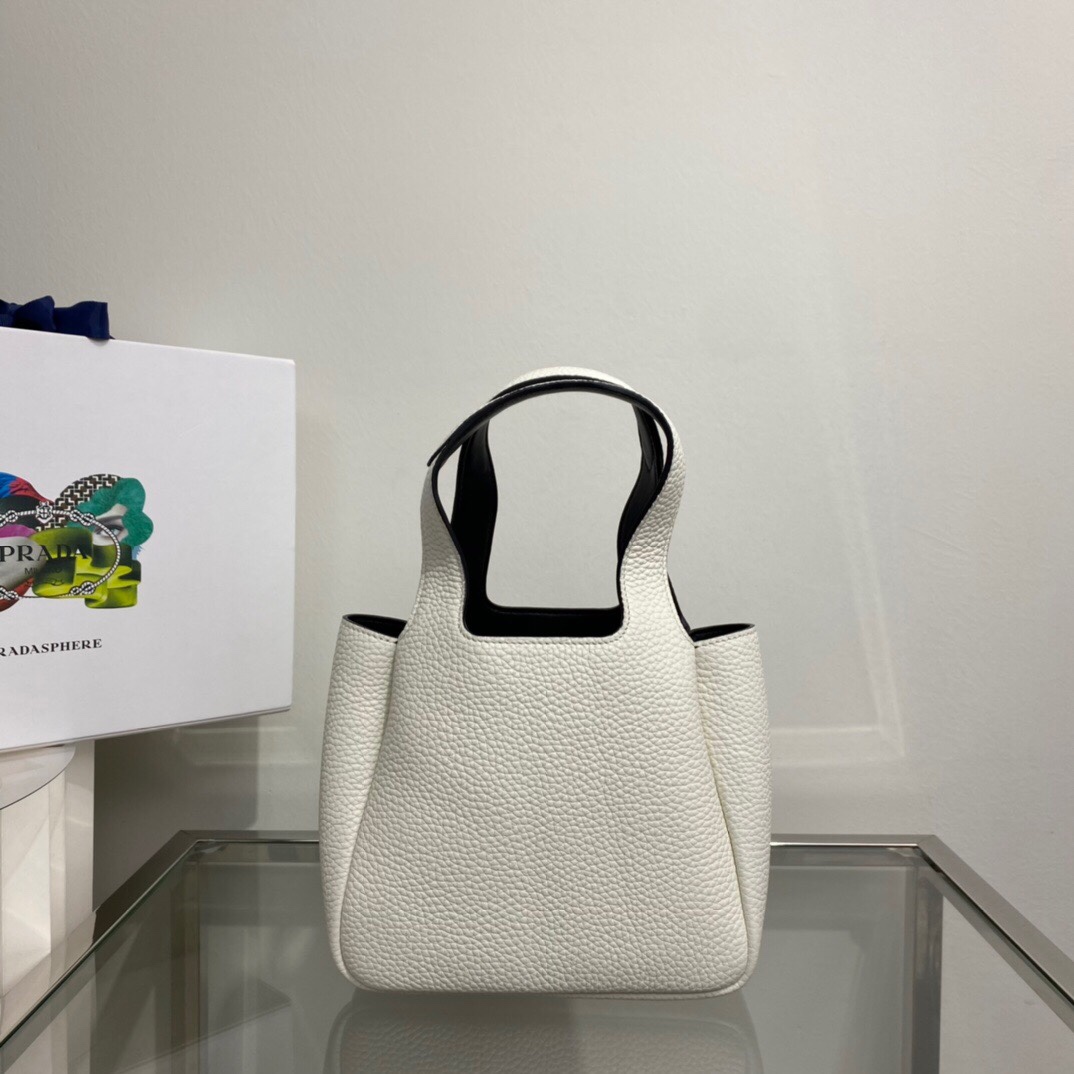 Pra*a Leather handbag