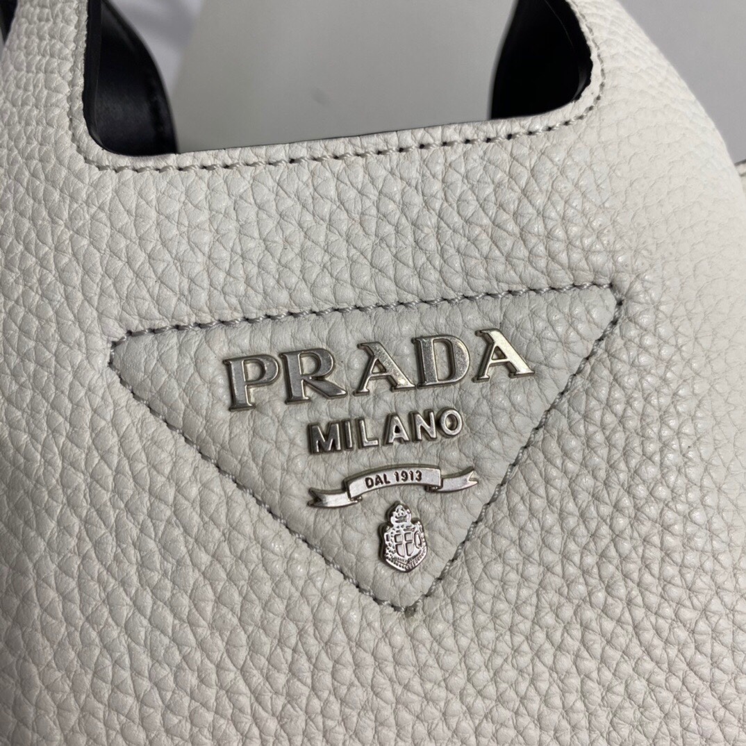 Pra*a Leather handbag