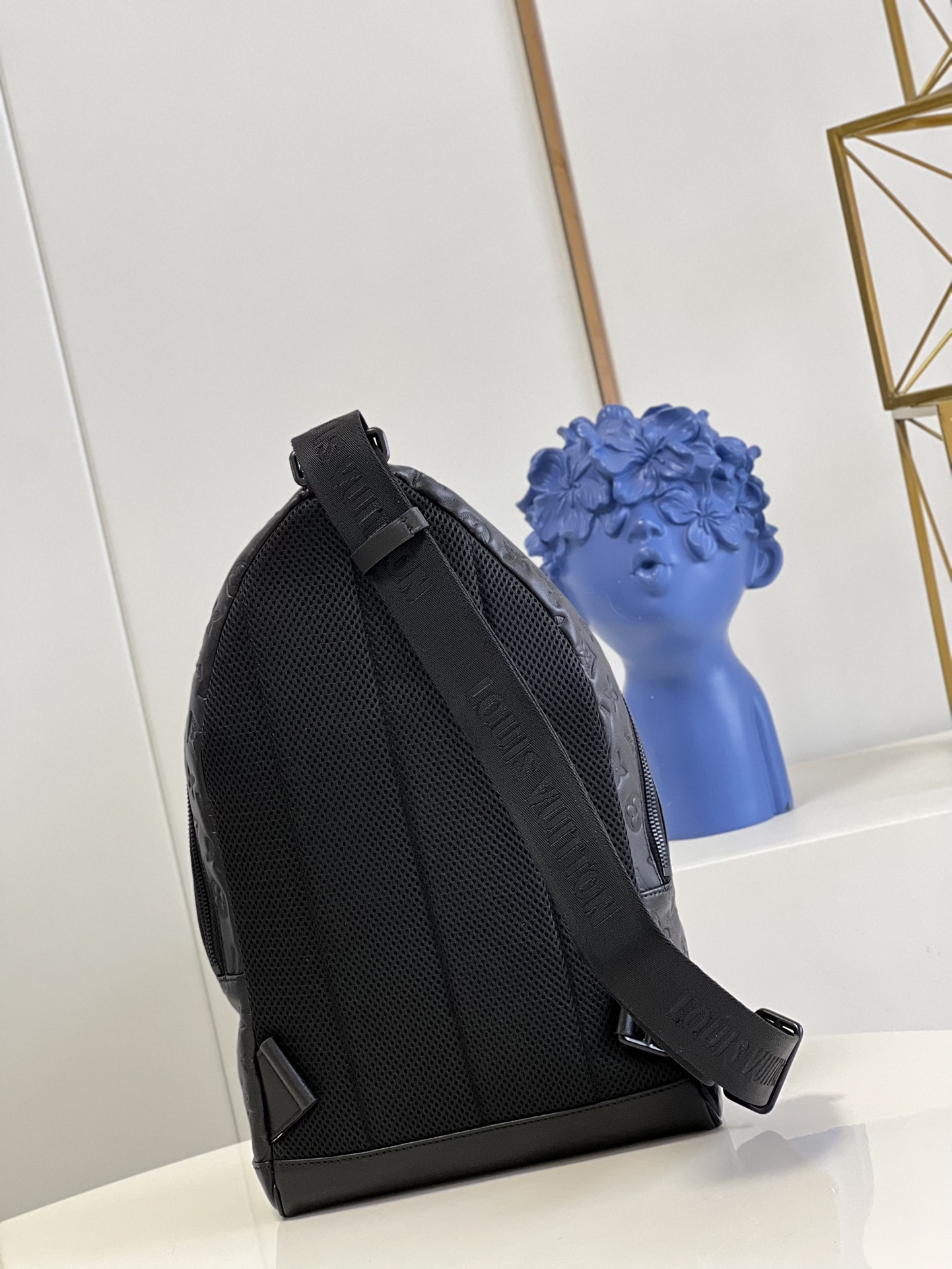 LV RACER SLINGBAG M46107