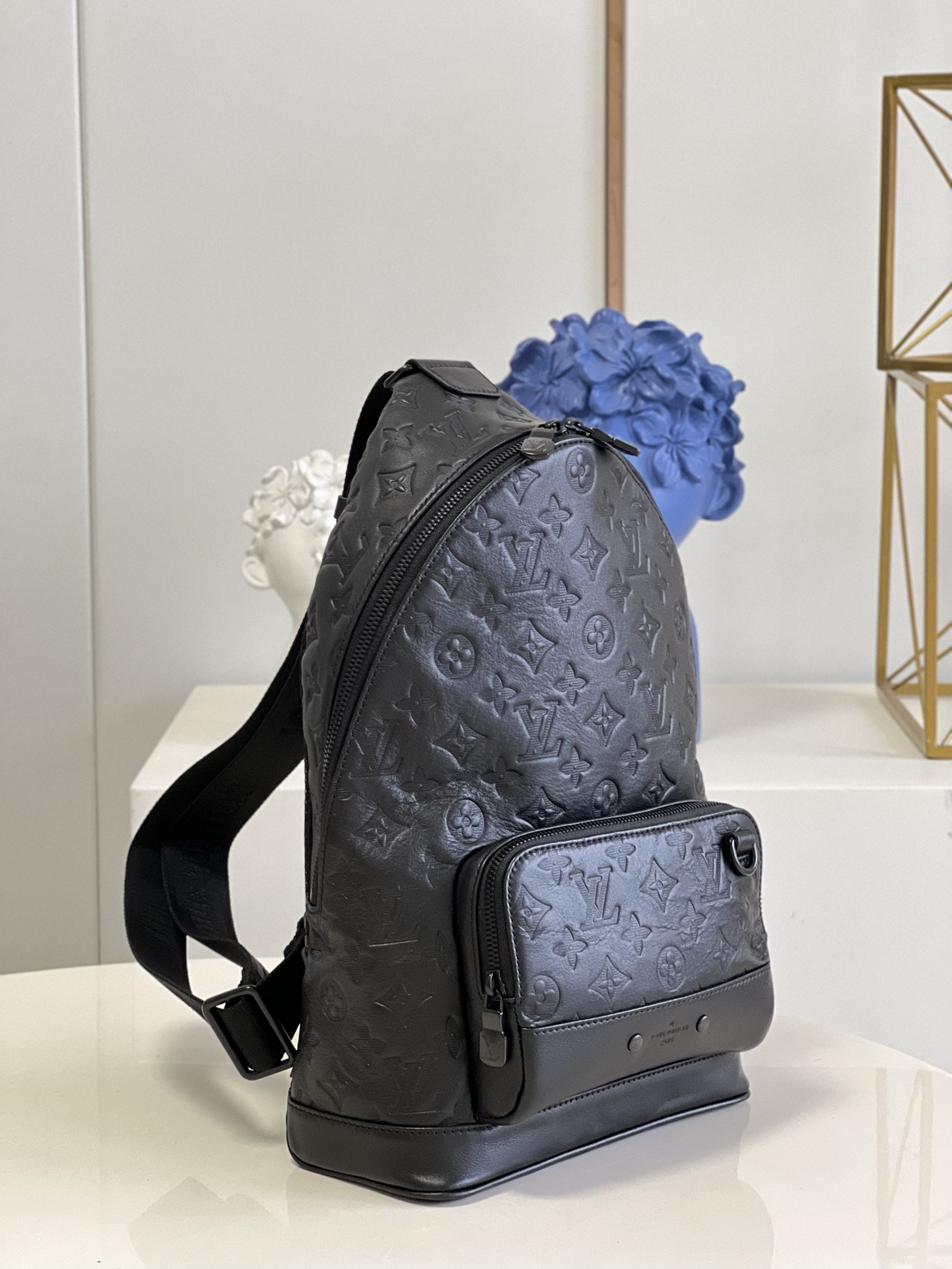 LV RACER SLINGBAG M46107
