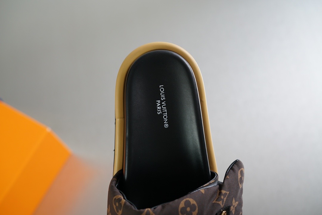 LV POOL PILLOW COMFORT MULES 1AAEBX
