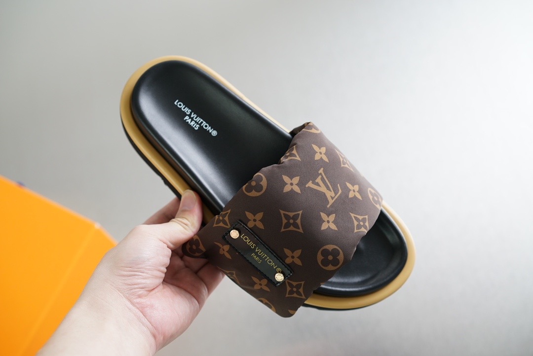 LV POOL PILLOW COMFORT MULES 1AAEBX