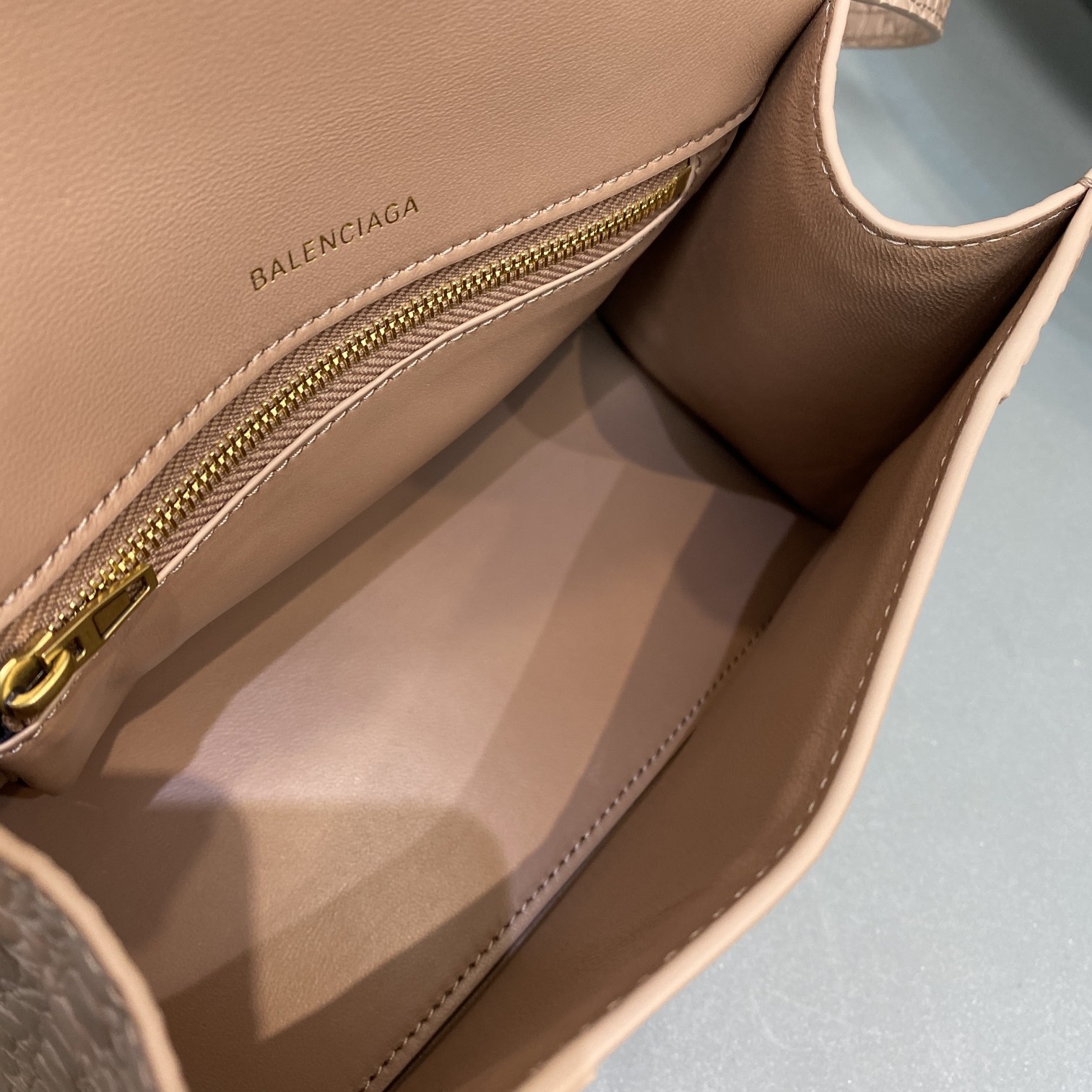 Ba1en*iaga Hourglass Bag 23cm Nude