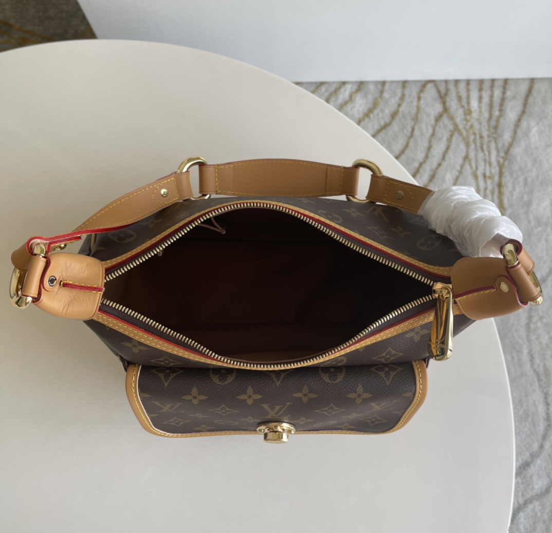 L0vis Vvtt0n Tikal GM one Handbag M40077