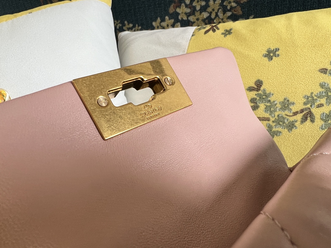Va1e*ntin0 Shoulder Bag