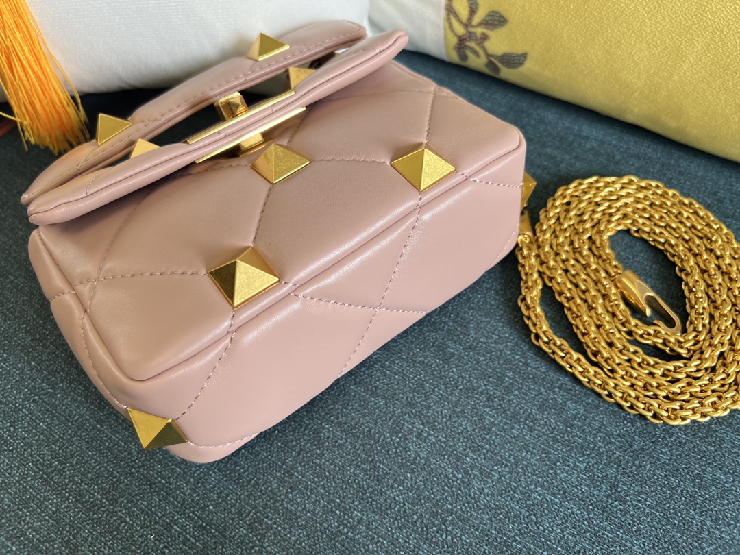 Va1e*ntin0 Shoulder Bag