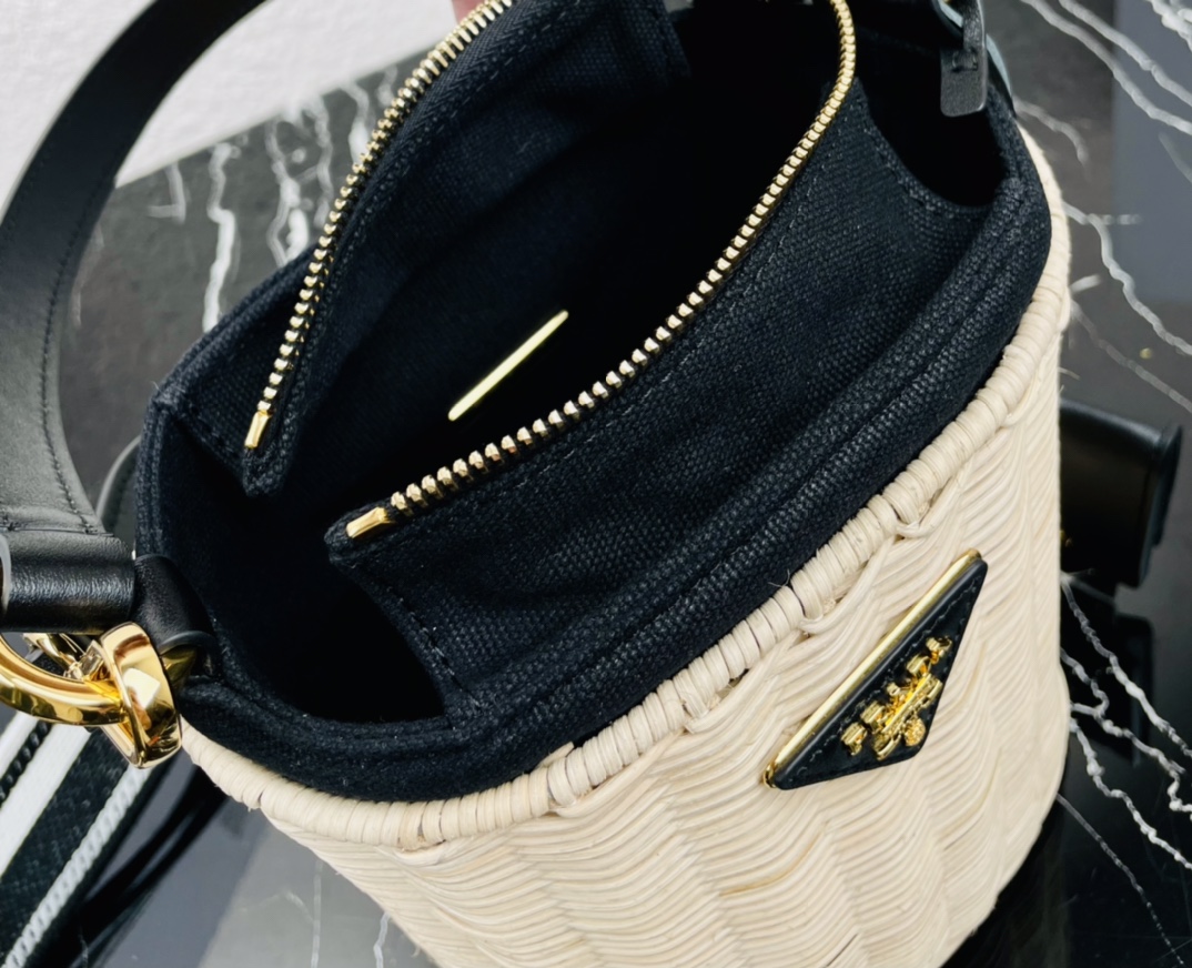 Pra*a Bucket Shoulder Bag 1BE062 02