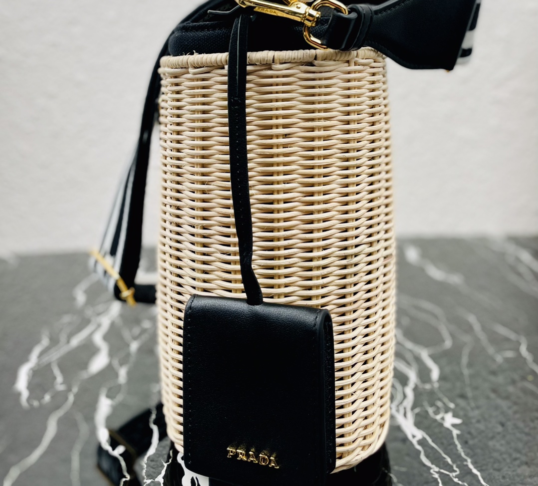 Pra*a Bucket Shoulder Bag 1BE062 02