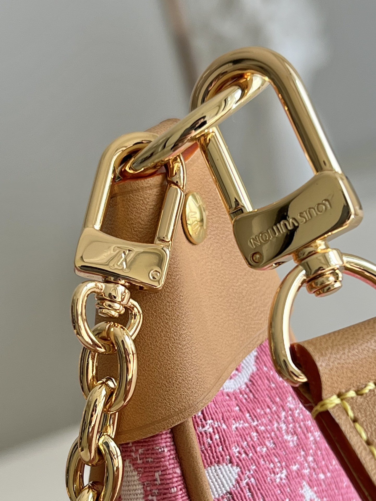 L0vis Vvtt0n Loop bag 23cm M81166 Pink