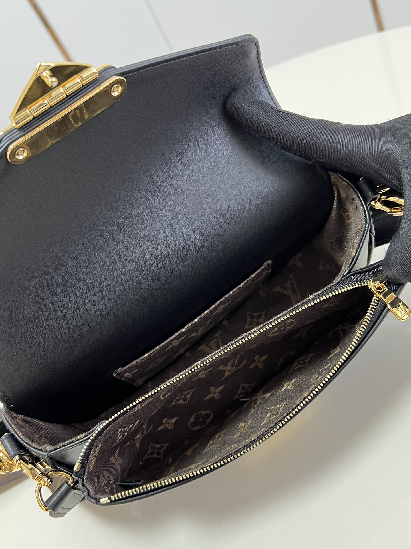 L0vis Vvtt0n Swing Poch handbag M20393