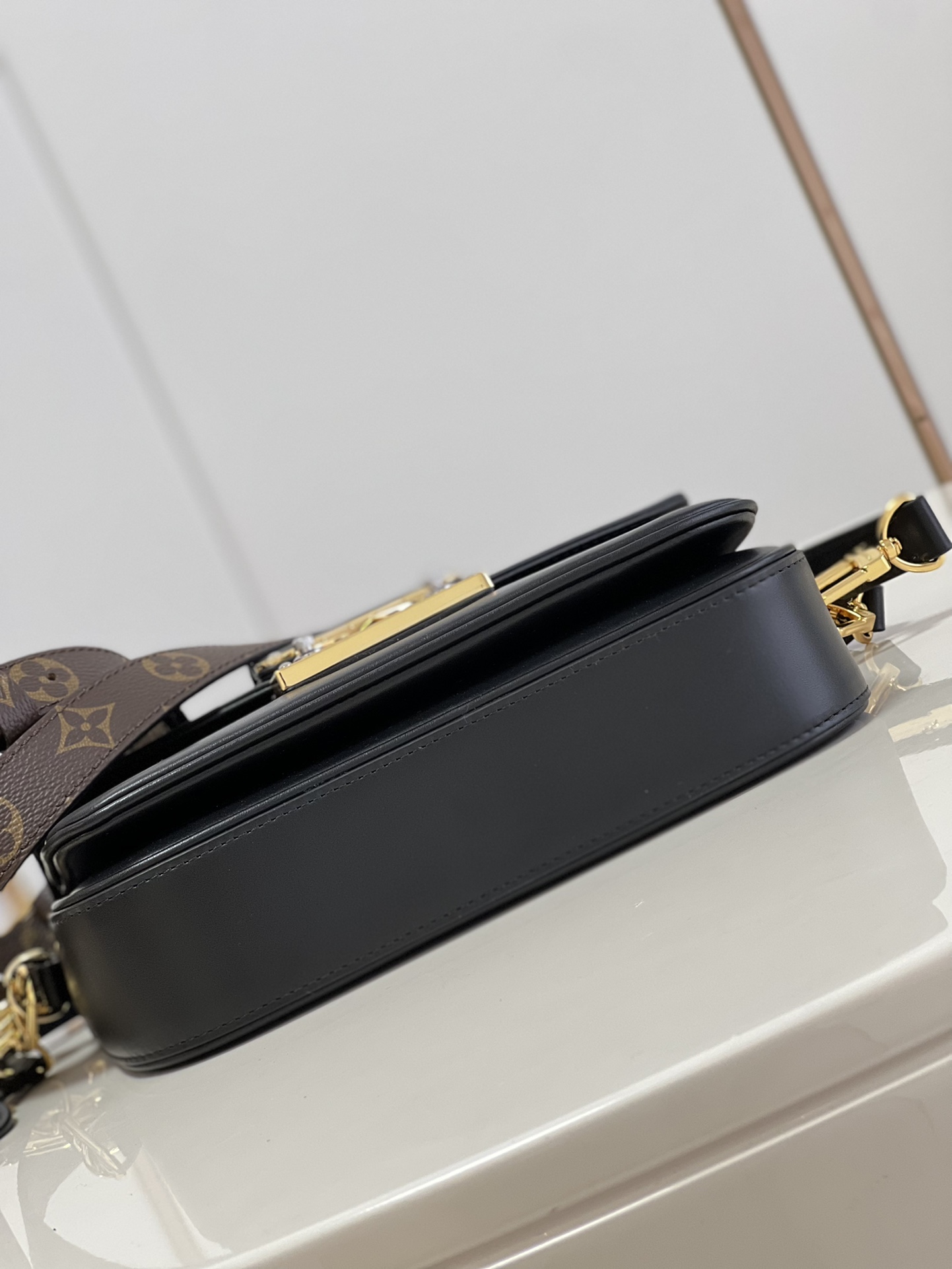 L0vis Vvtt0n Swing Poch handbag M20393