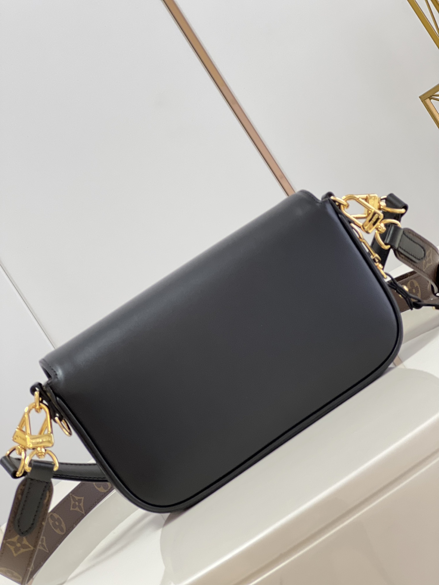 L0vis Vvtt0n Swing Poch handbag M20393