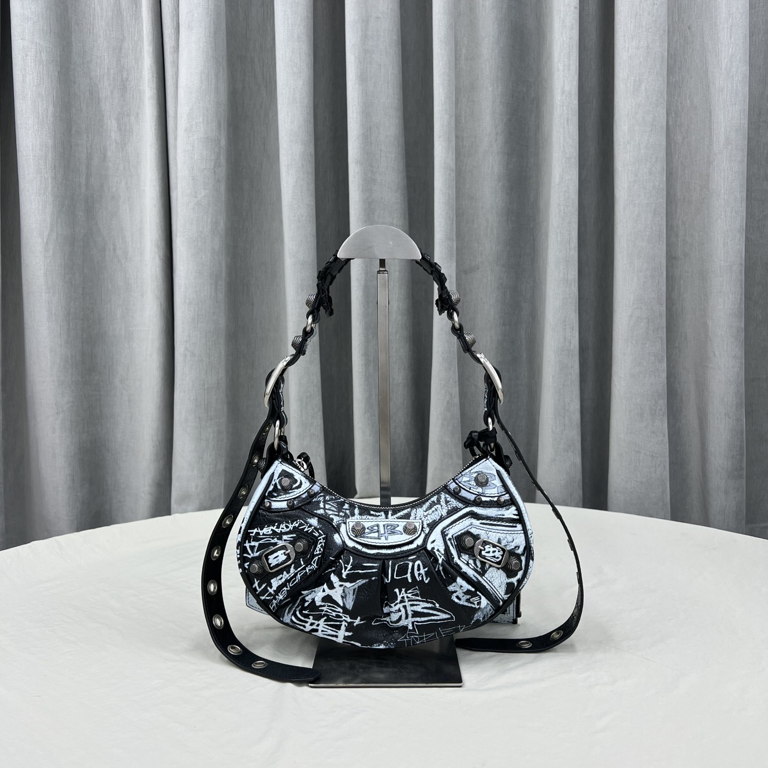 Balenciag Le Cagole Bag 02