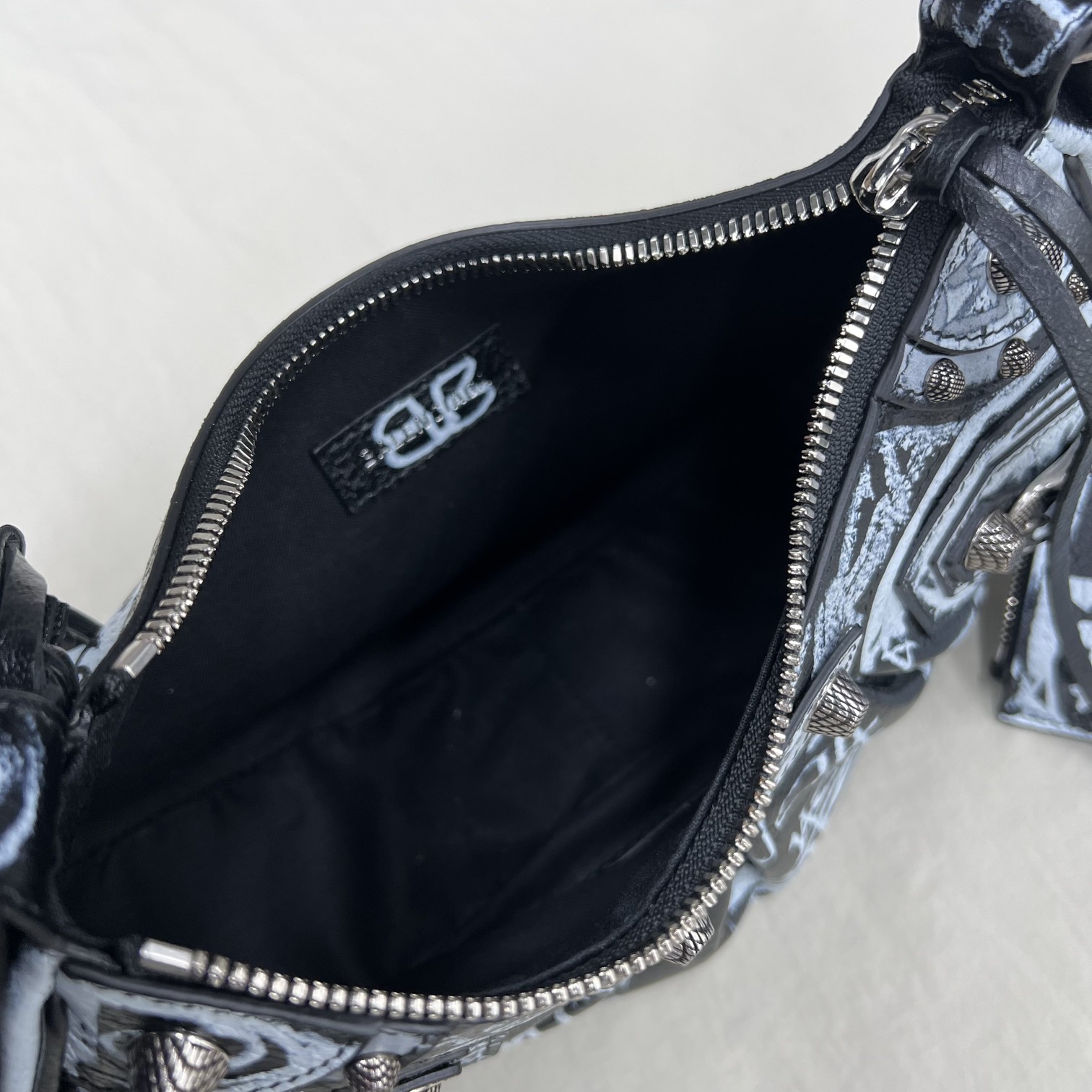 Balenciag Le Cagole Bag 02
