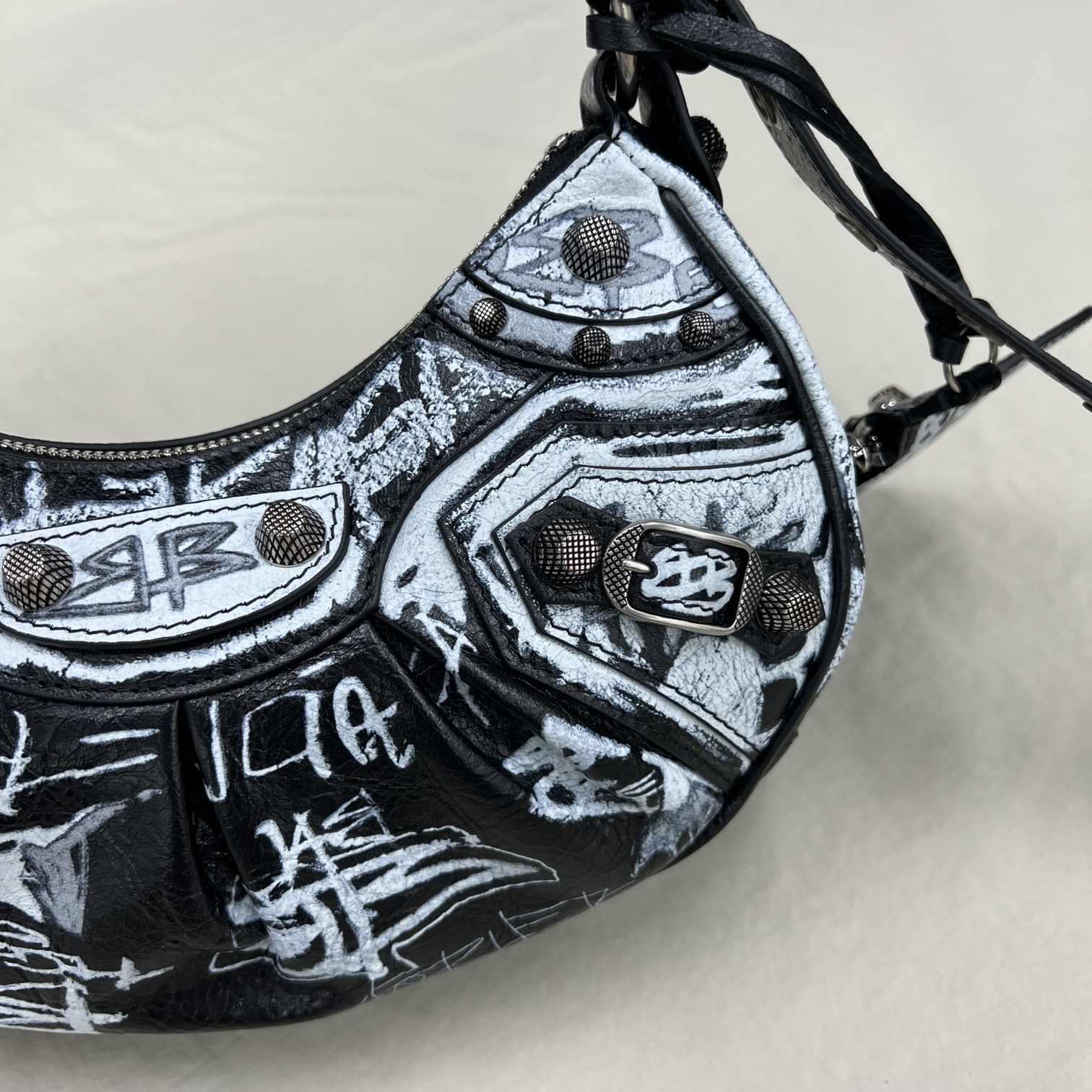 Balenciag Le Cagole Bag 02