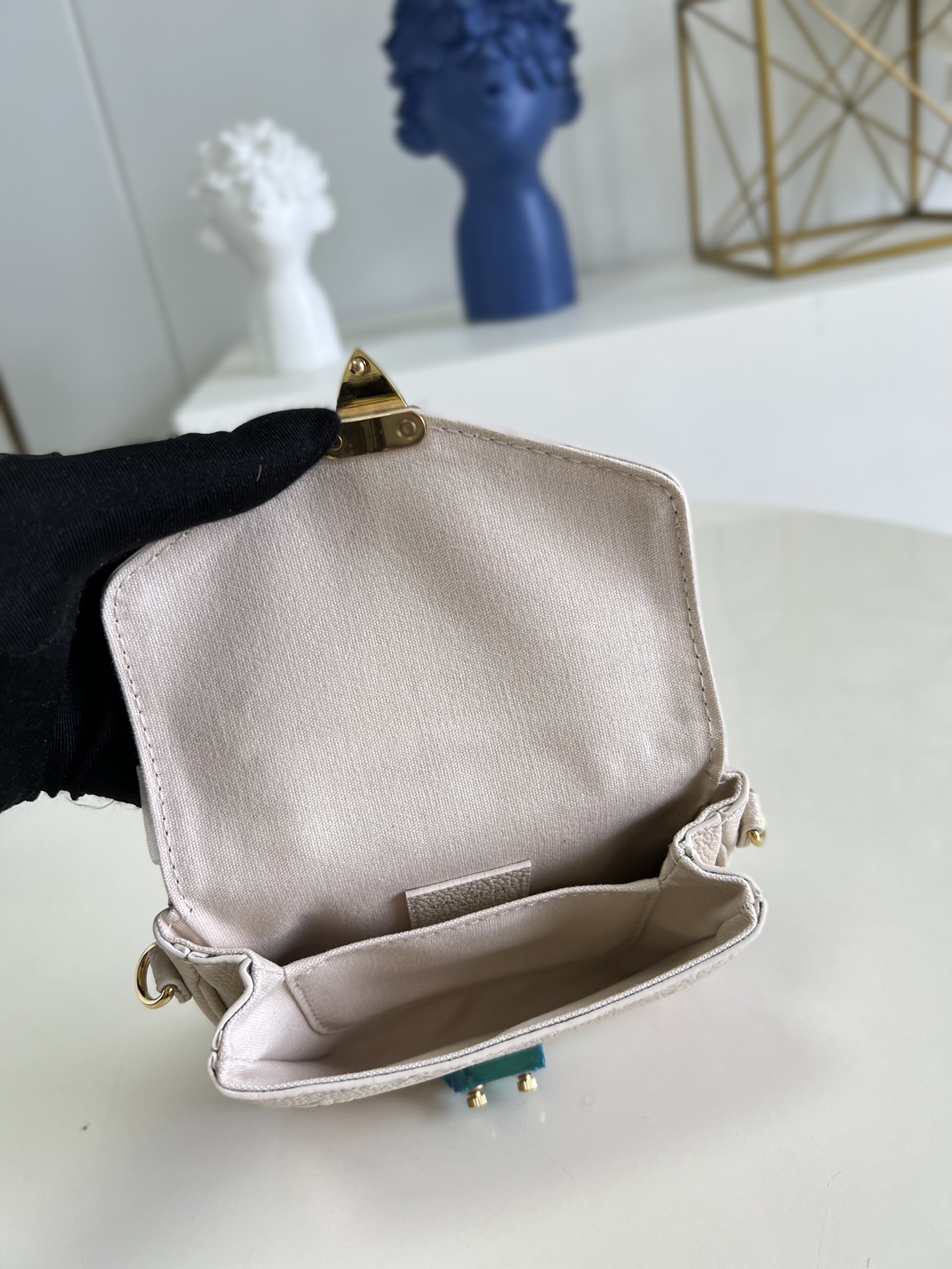 L0vis Vvtt0n Pochette Metis Mini Bag White M81390