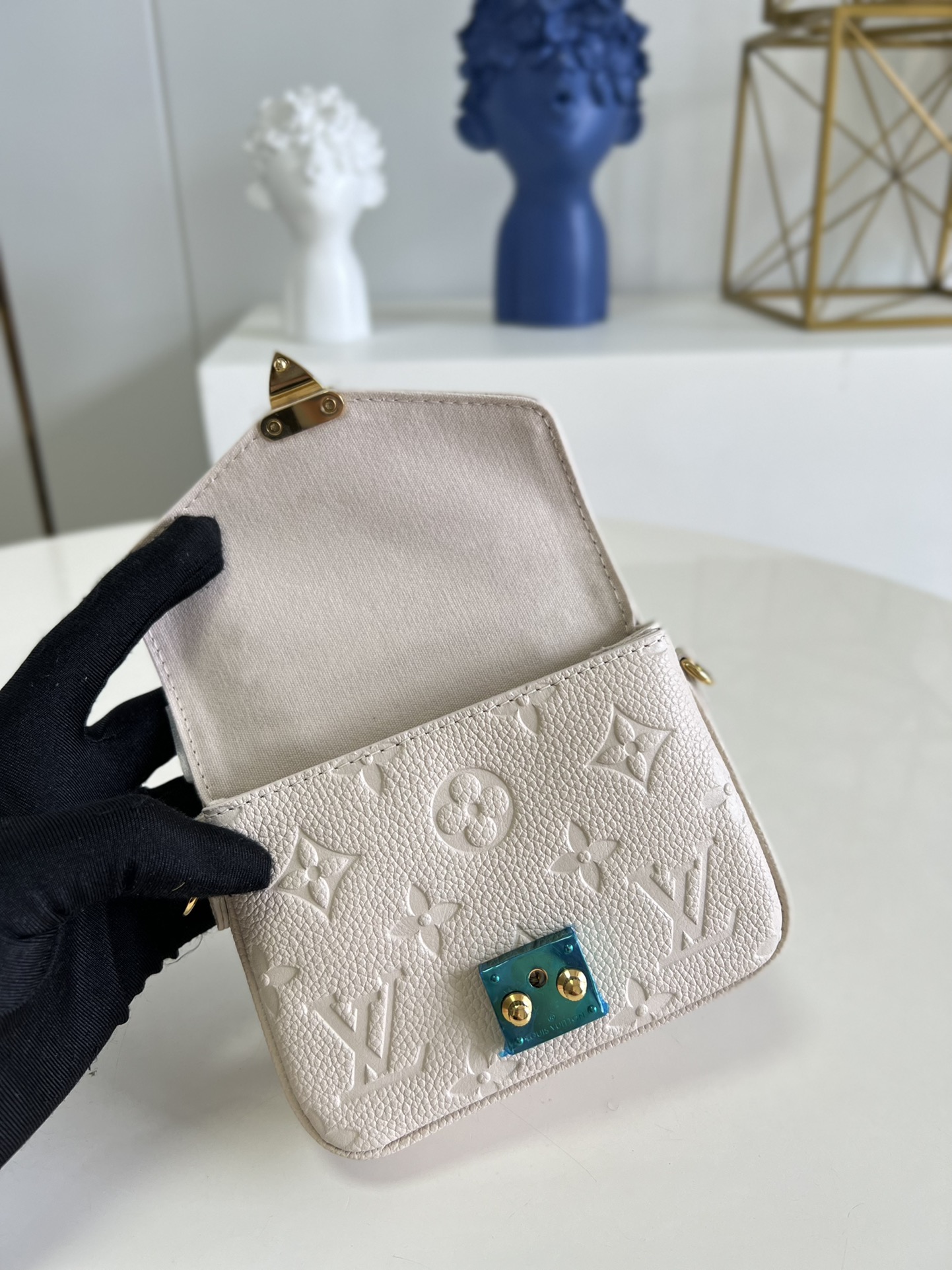 L0vis Vvtt0n Pochette Metis Mini Bag White M81390