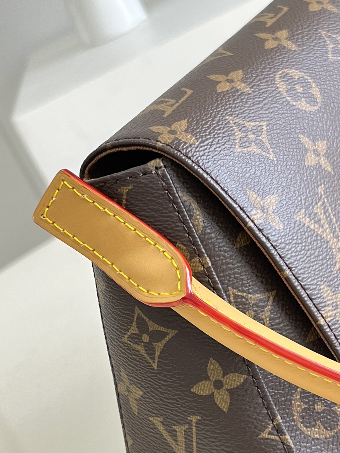 L0vis Vvtt0n Looping Axillary Bag