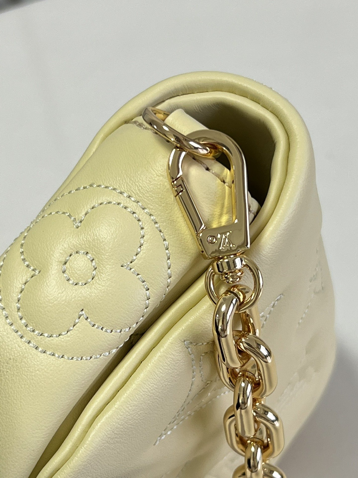 LV WALLET ON STRAP YELLOW M81400