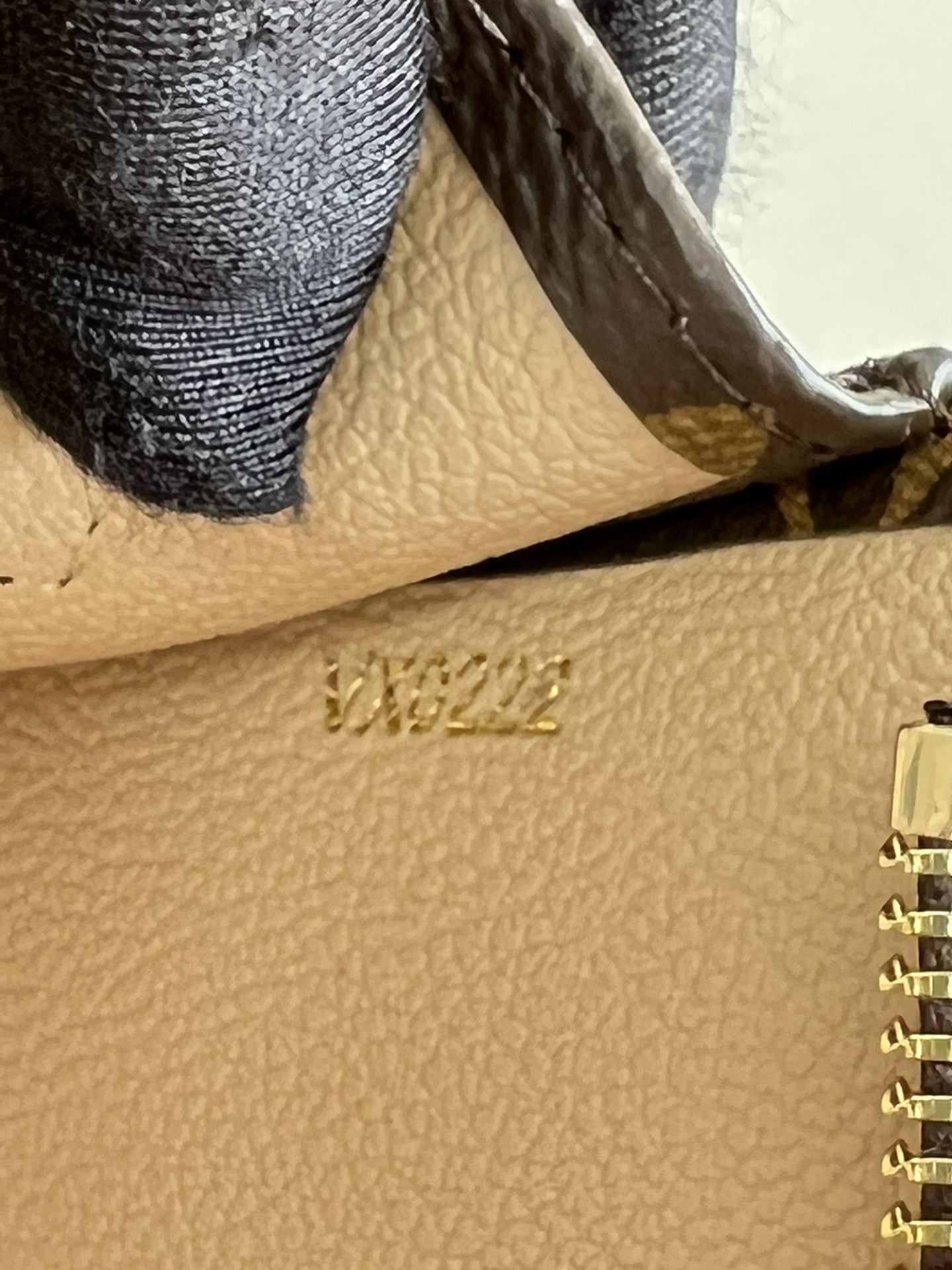 L0vis Vvtt0n Pouch Crossbody Bag M47542