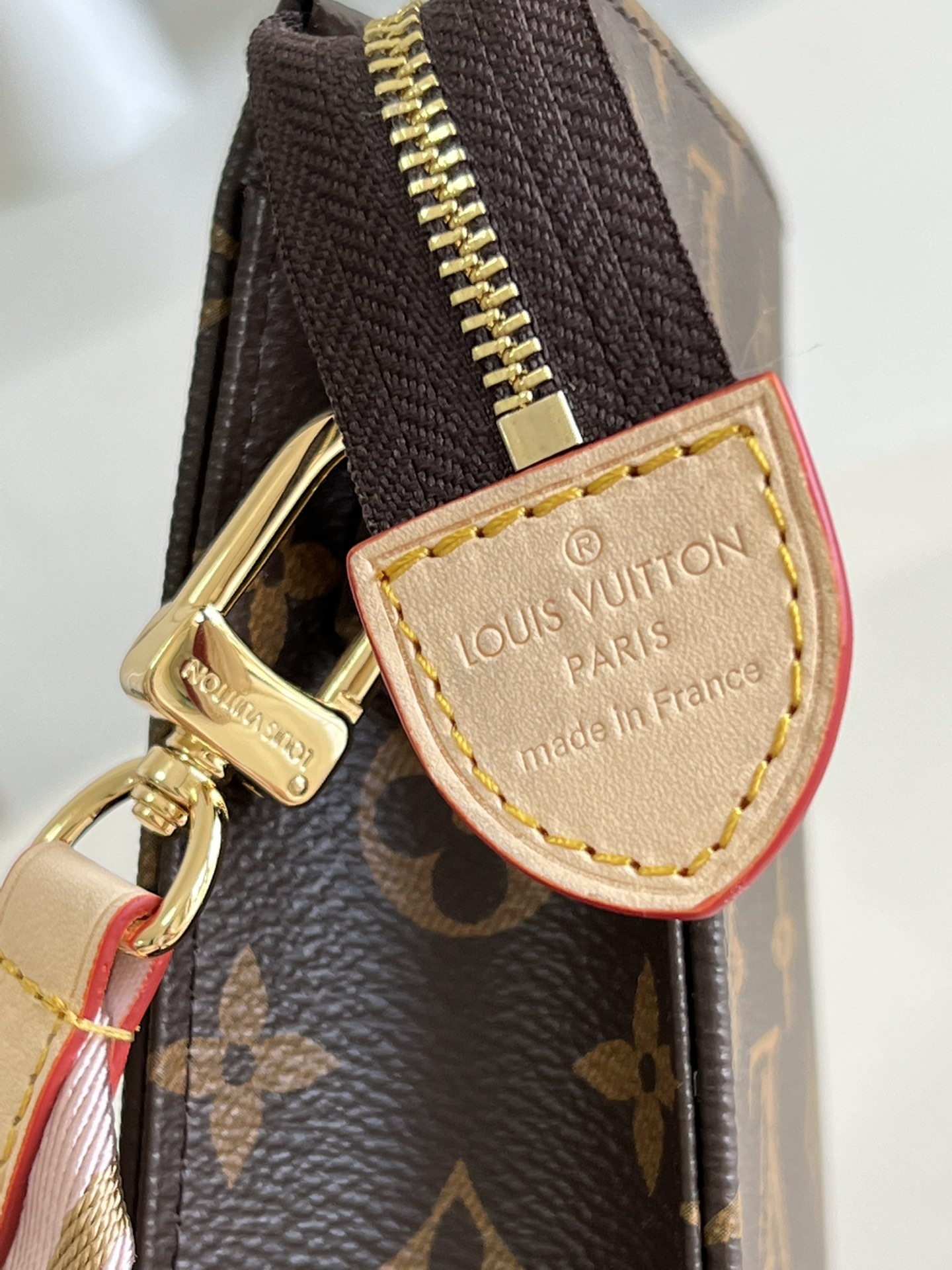 L0vis Vvtt0n Pouch Crossbody Bag Pink M47542